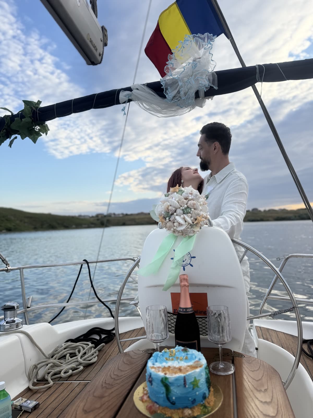 Sărbătoare la apus, la bordul velierului