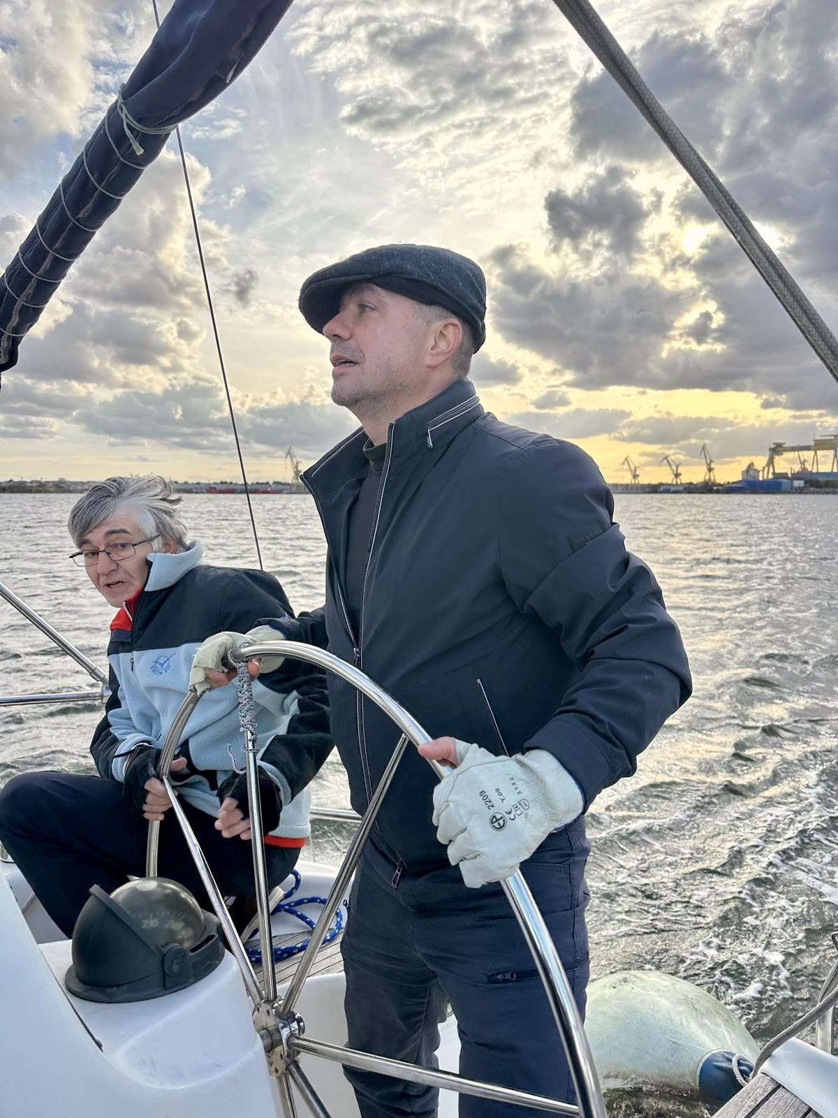 Moment privat la bordul velierului, ieșire pe apă cu Enjoy Sailing