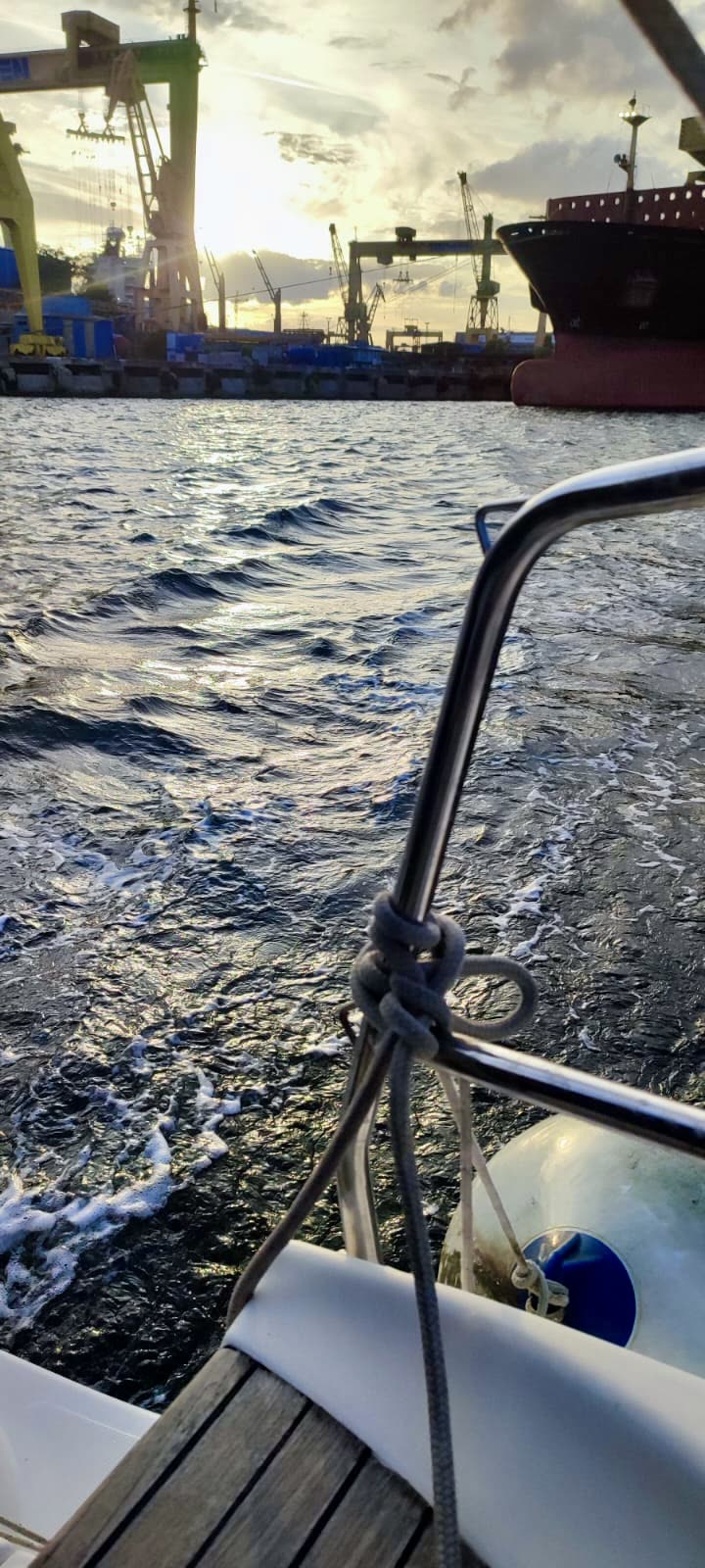 Moment privat la bordul velierului, ieșire pe apă cu Enjoy Sailing