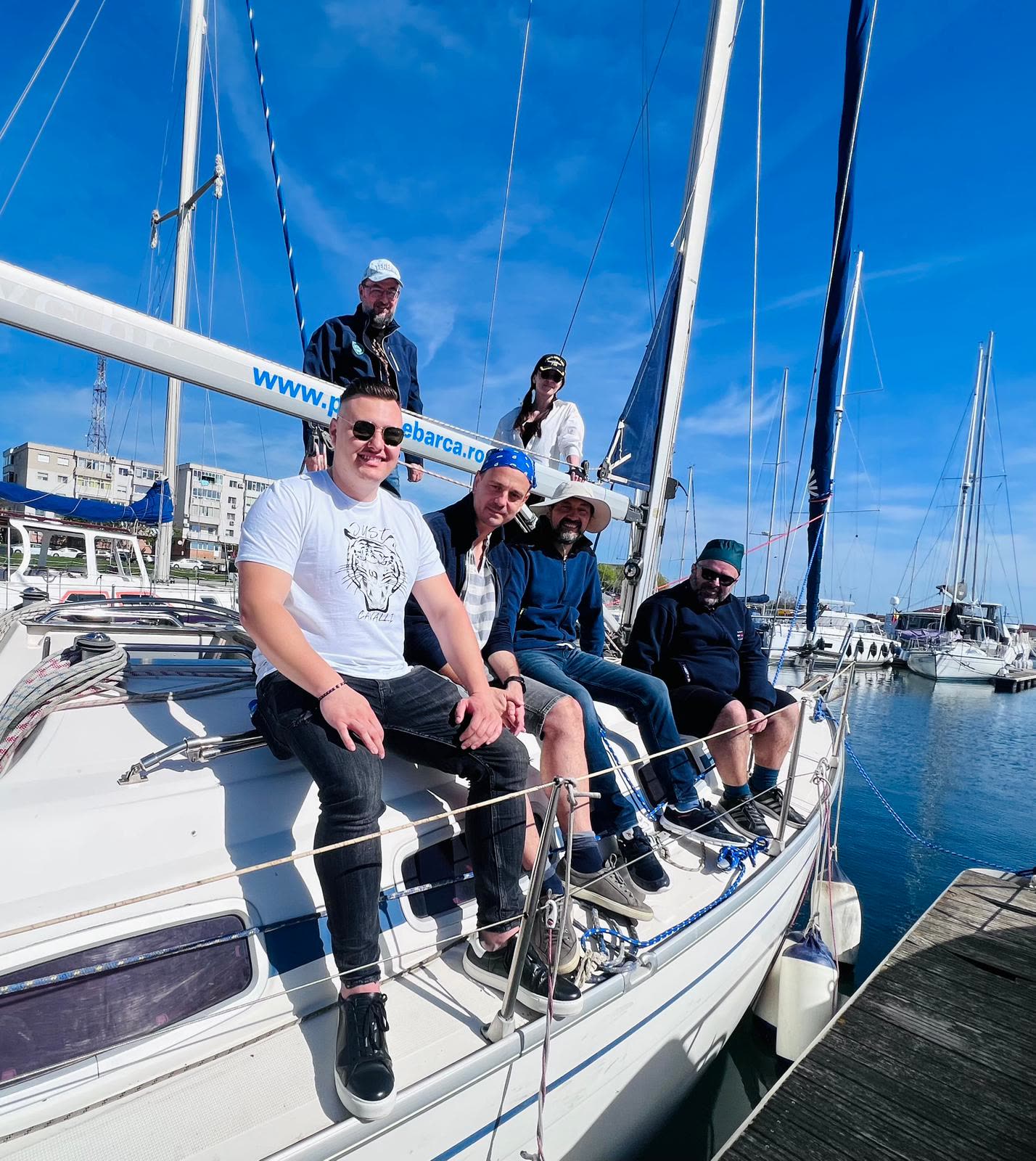 Moment privat la bordul velierului, ieșire pe apă cu Enjoy Sailing