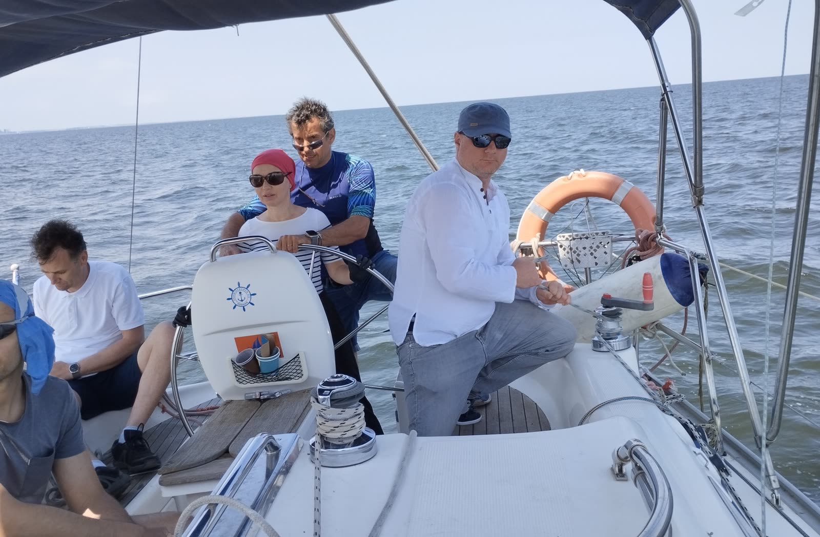 Moment privat la bordul velierului, ieșire pe apă cu Enjoy Sailing