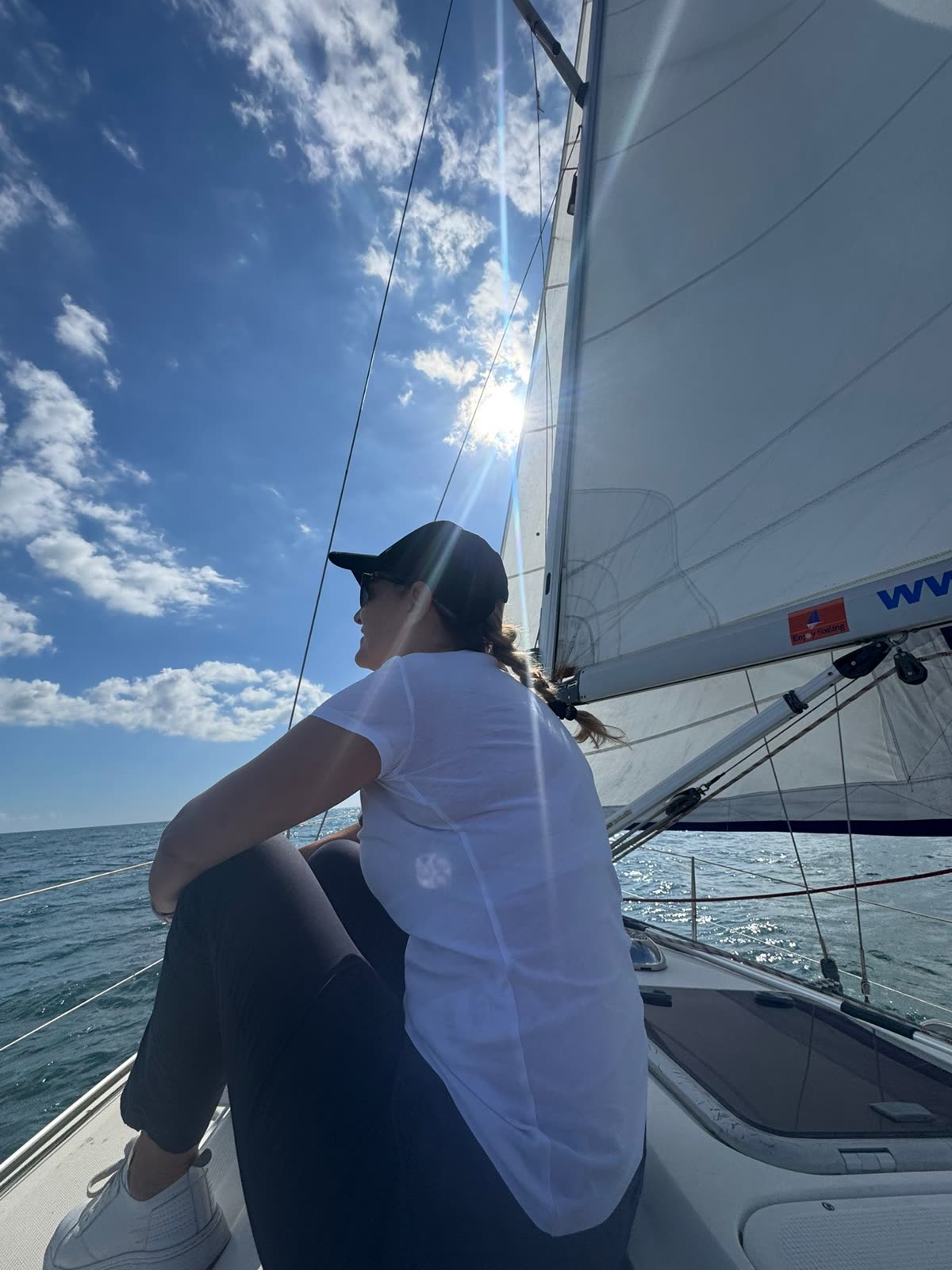 Moment privat la bordul velierului, ieșire pe apă cu Enjoy Sailing
