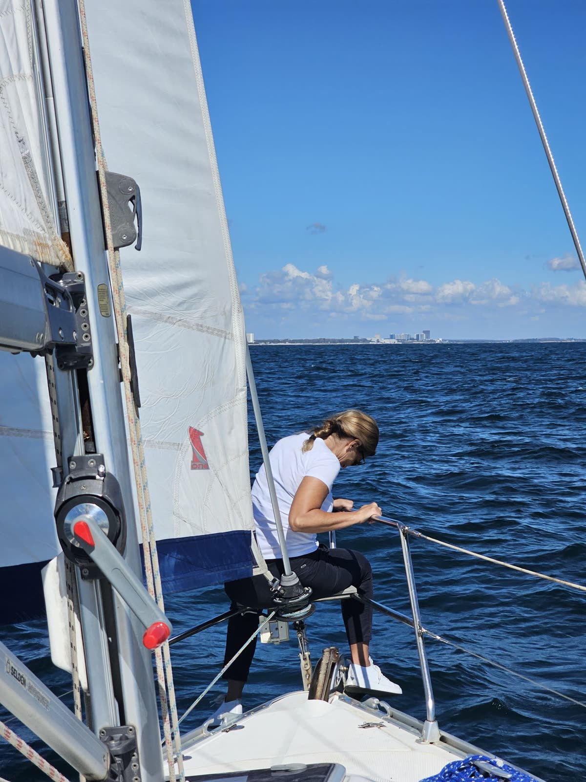 Moment privat la bordul velierului, ieșire pe apă cu Enjoy Sailing