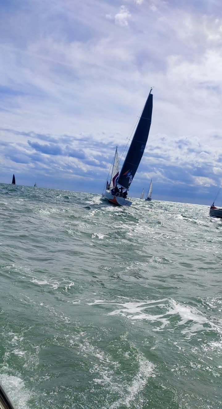 Moment privat la bordul velierului, ieșire pe apă cu Enjoy Sailing