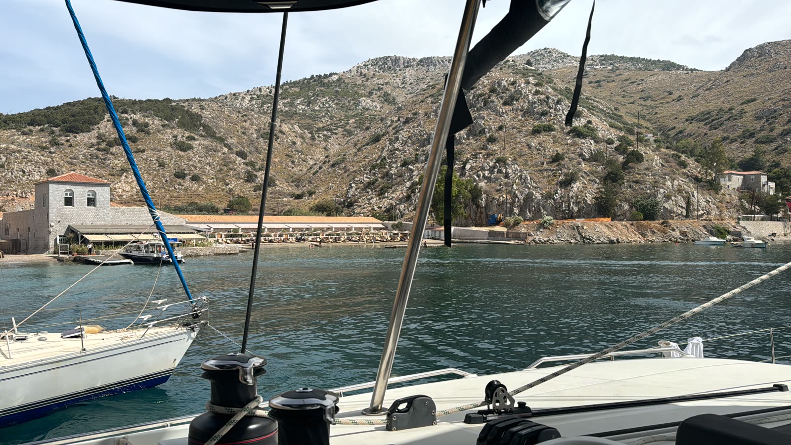 Moment privat la bordul velierului, ieșire pe apă cu Enjoy Sailing