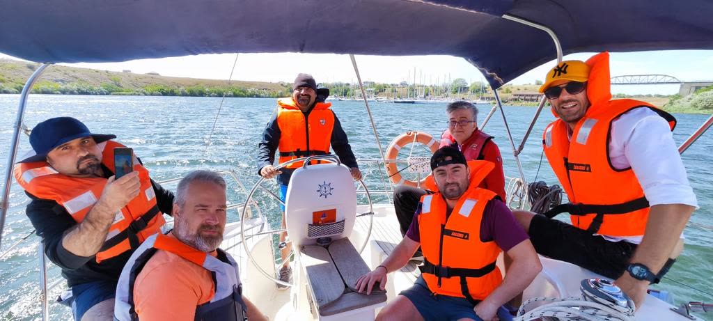 Moment privat la bordul velierului, ieșire pe apă cu Enjoy Sailing