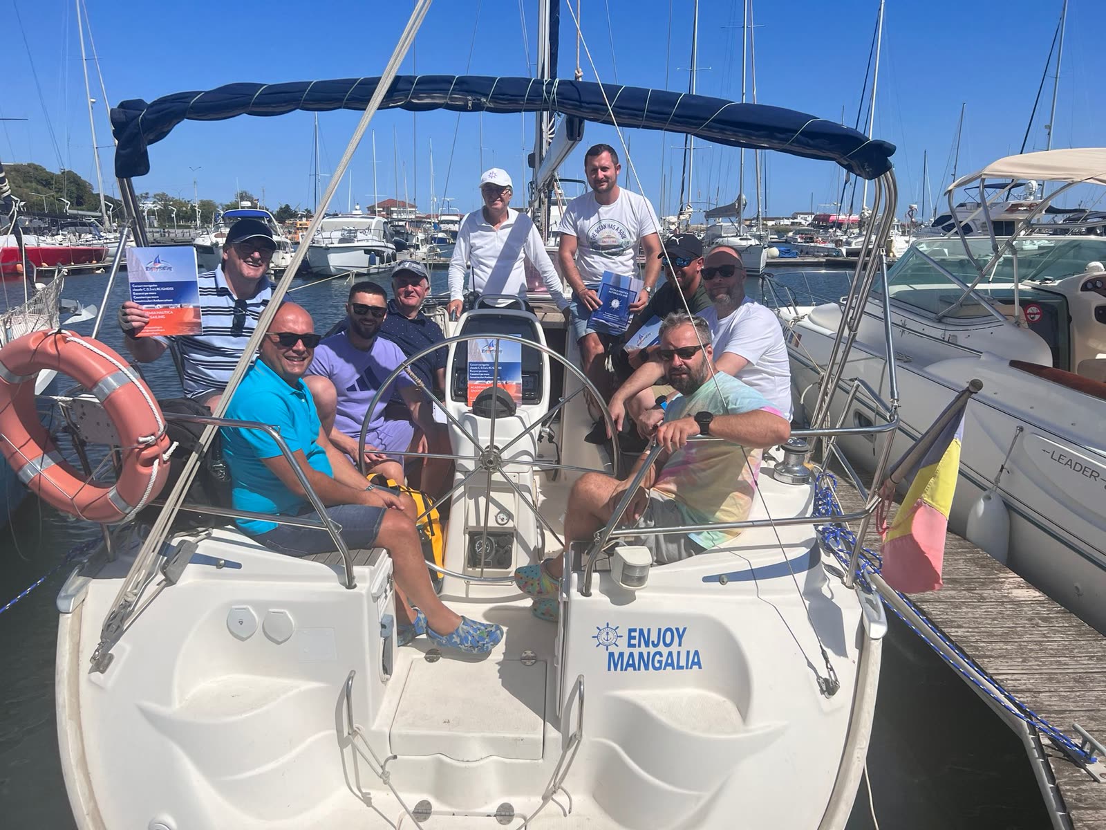 Moment privat la bordul velierului, ieșire pe apă cu Enjoy Sailing