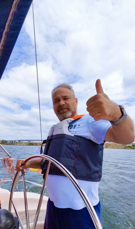 Moment privat la bordul velierului, ieșire pe apă cu Enjoy Sailing