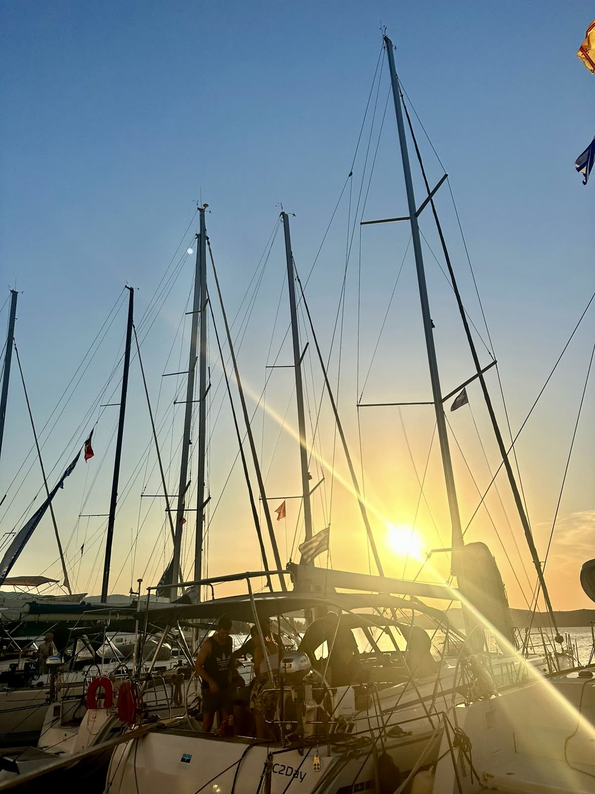 Moment privat la bordul velierului, ieșire pe apă cu Enjoy Sailing