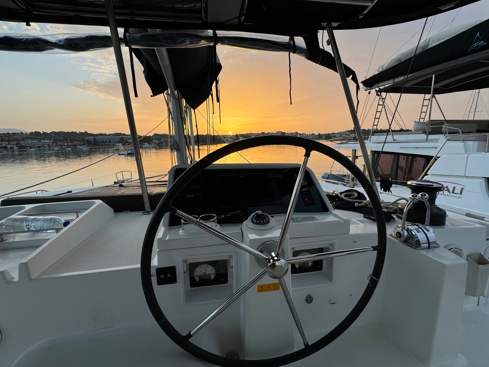 Moment privat la bordul velierului, ieșire pe apă cu Enjoy Sailing