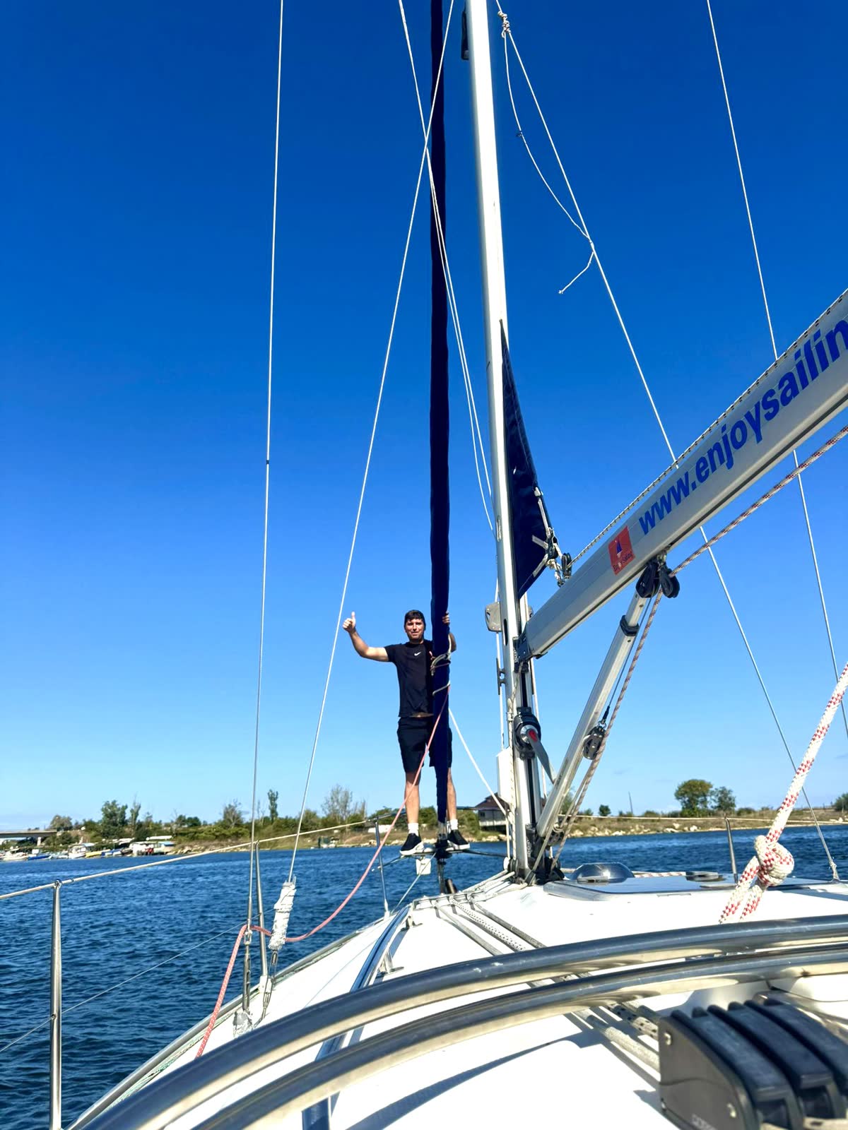 Catarg cu însemnele Enjoy Sailing