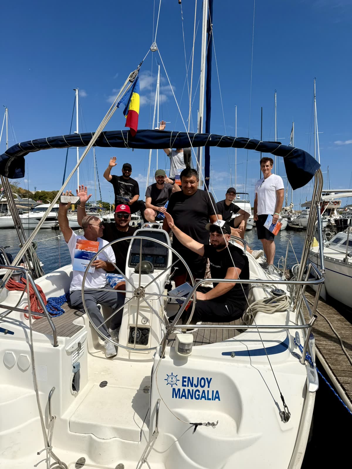 Echipa Enjoy Sailing pe apă