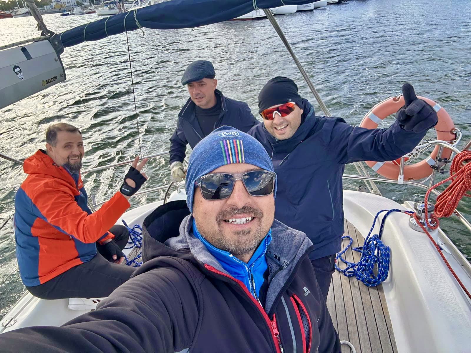 Echipajul Enjoy Sailing pe apă