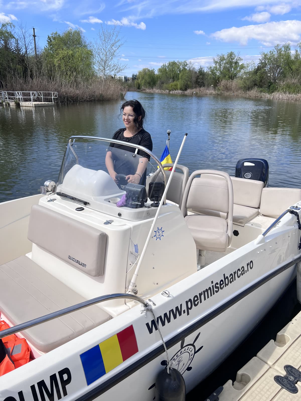Cursantă la cârma ambarcațiunii cu motor pe Lacul Snagov